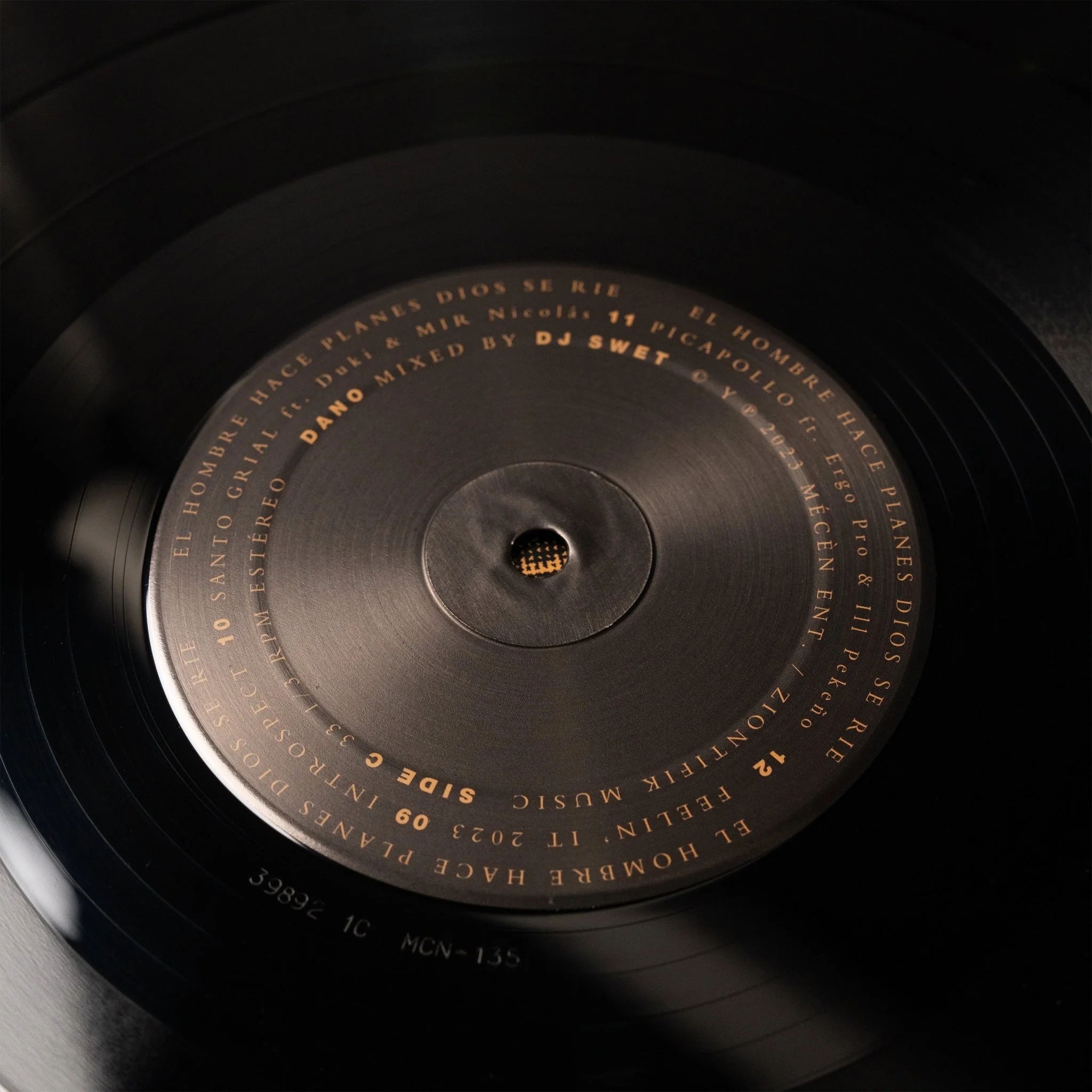 EL HOMBRE HACE PLANES, DIOS SE RÍE (3ª Edición en Vinilo) - Image 5