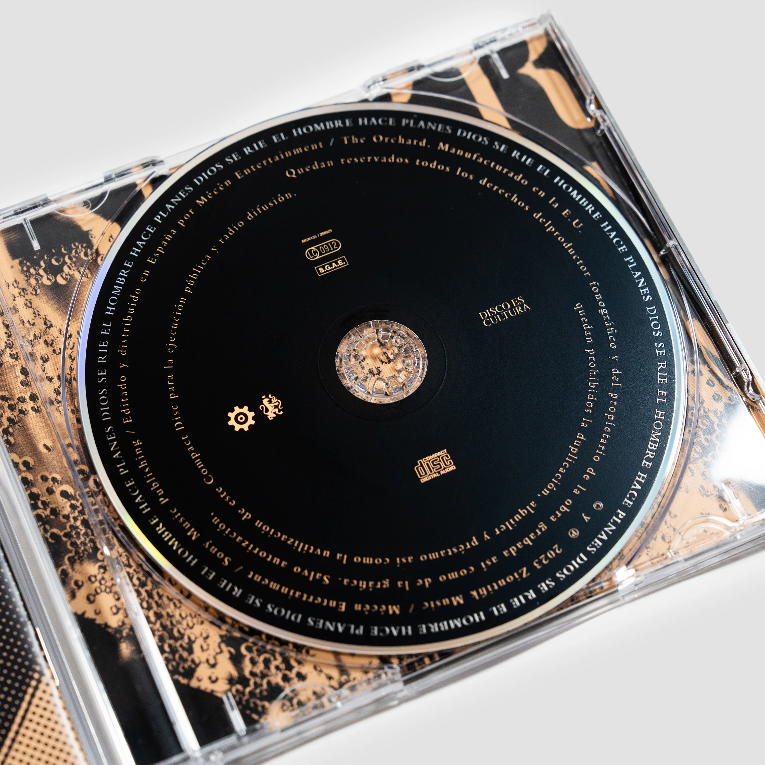 EL HOMBRE HACE PLANES, DIOS SE RÍE — CD - Image 7