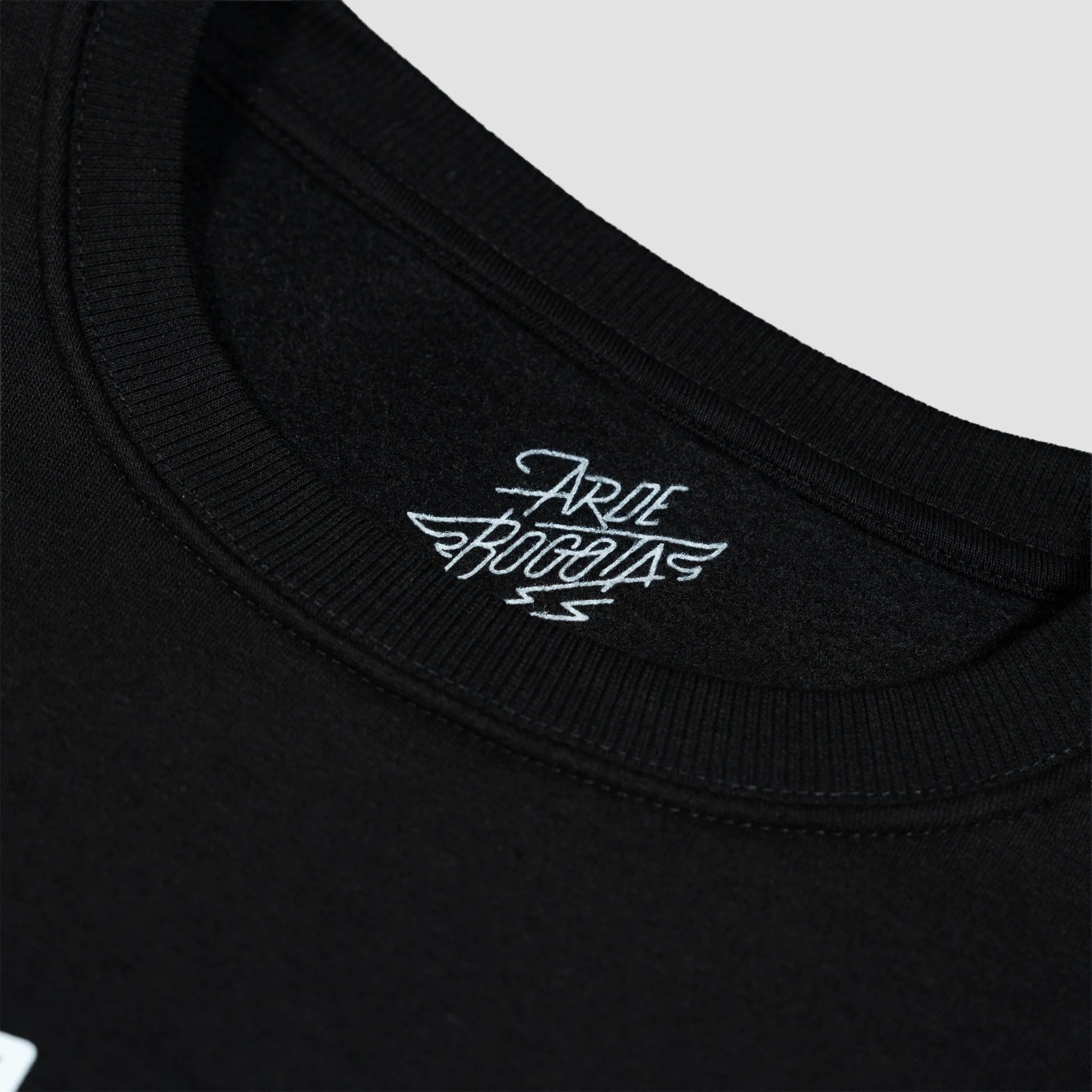 Sudadera Negra Logo Blanco - Image 3