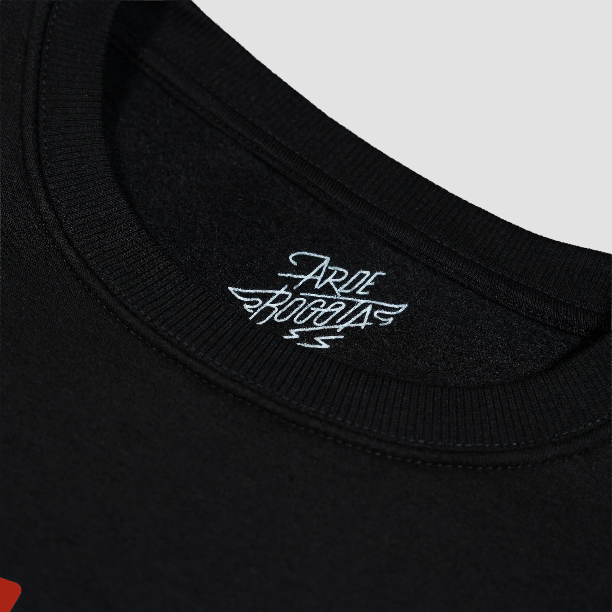 Sudadera Negra Logo Rojo - Image 3